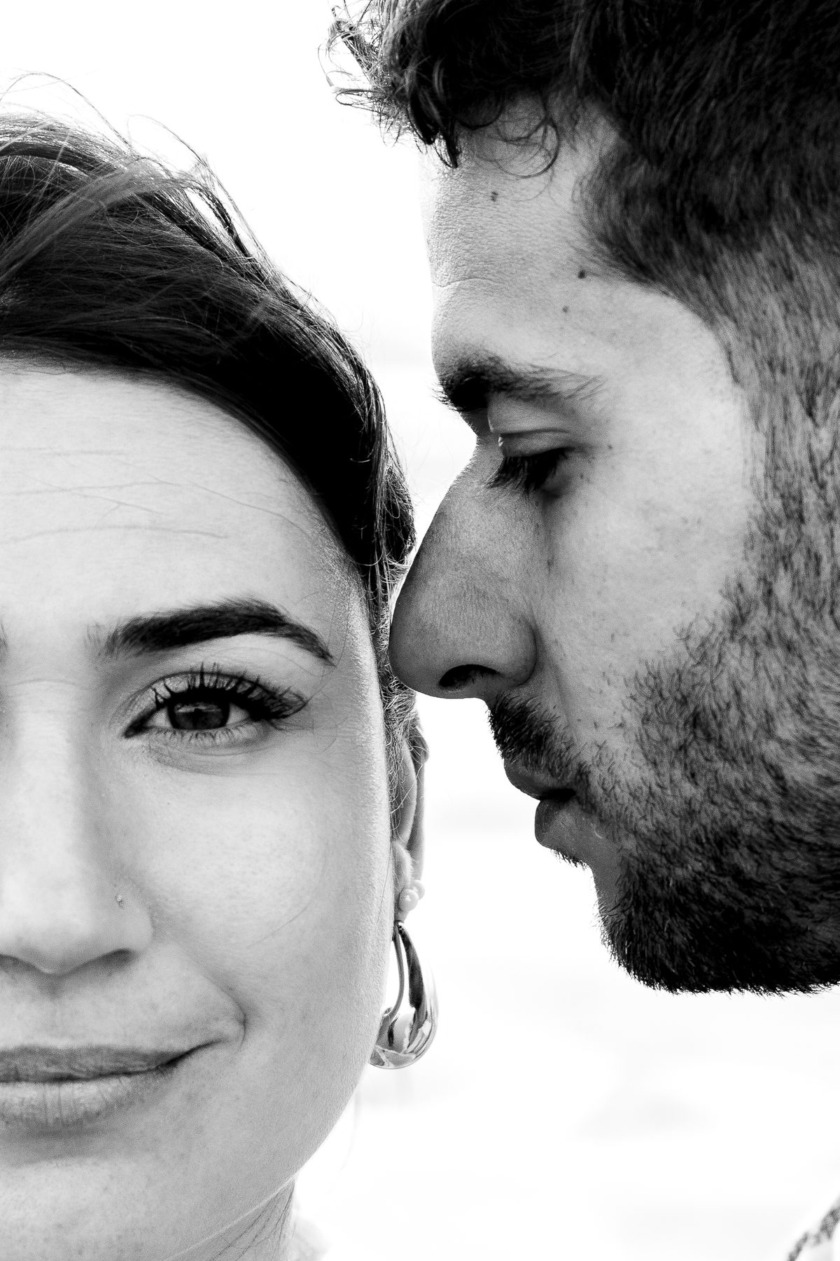 Retrato próximo do casal a preto e branco