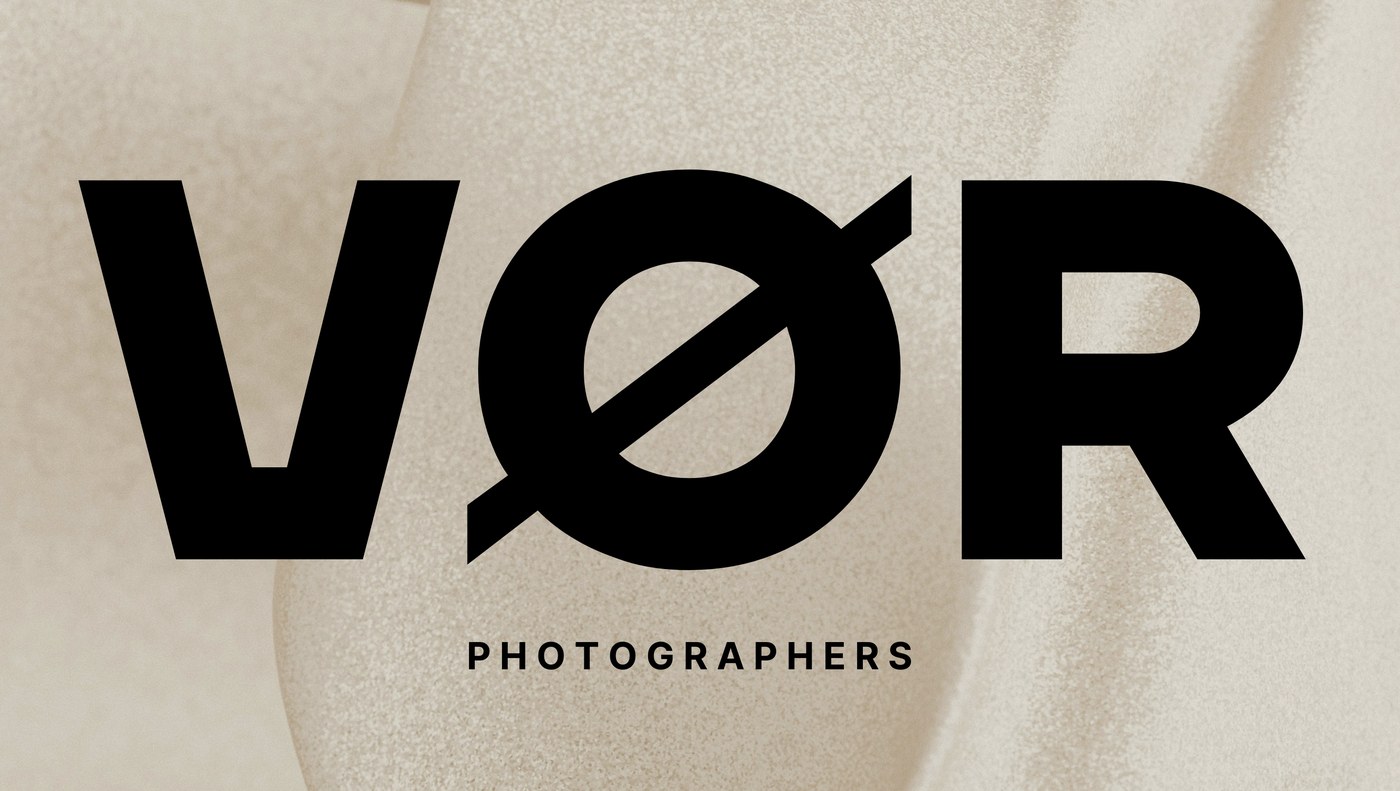 Logótipo VØR Photographers sobre seda